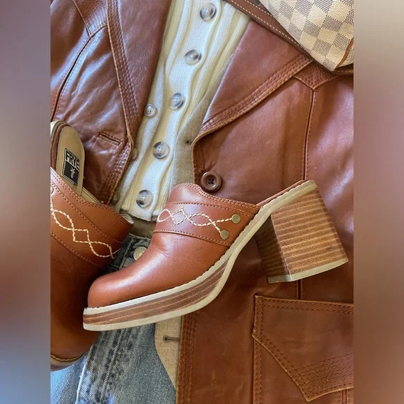 FRYE | Dusty Platform Clogs - Picture 2 of 8